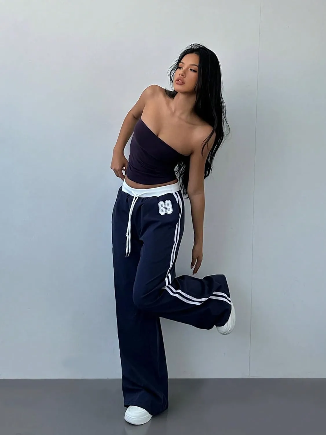 WDIRARA Women's Wide Leg Baggy Sweatpants Side Striped Number Graphic Track Pants with Pockets