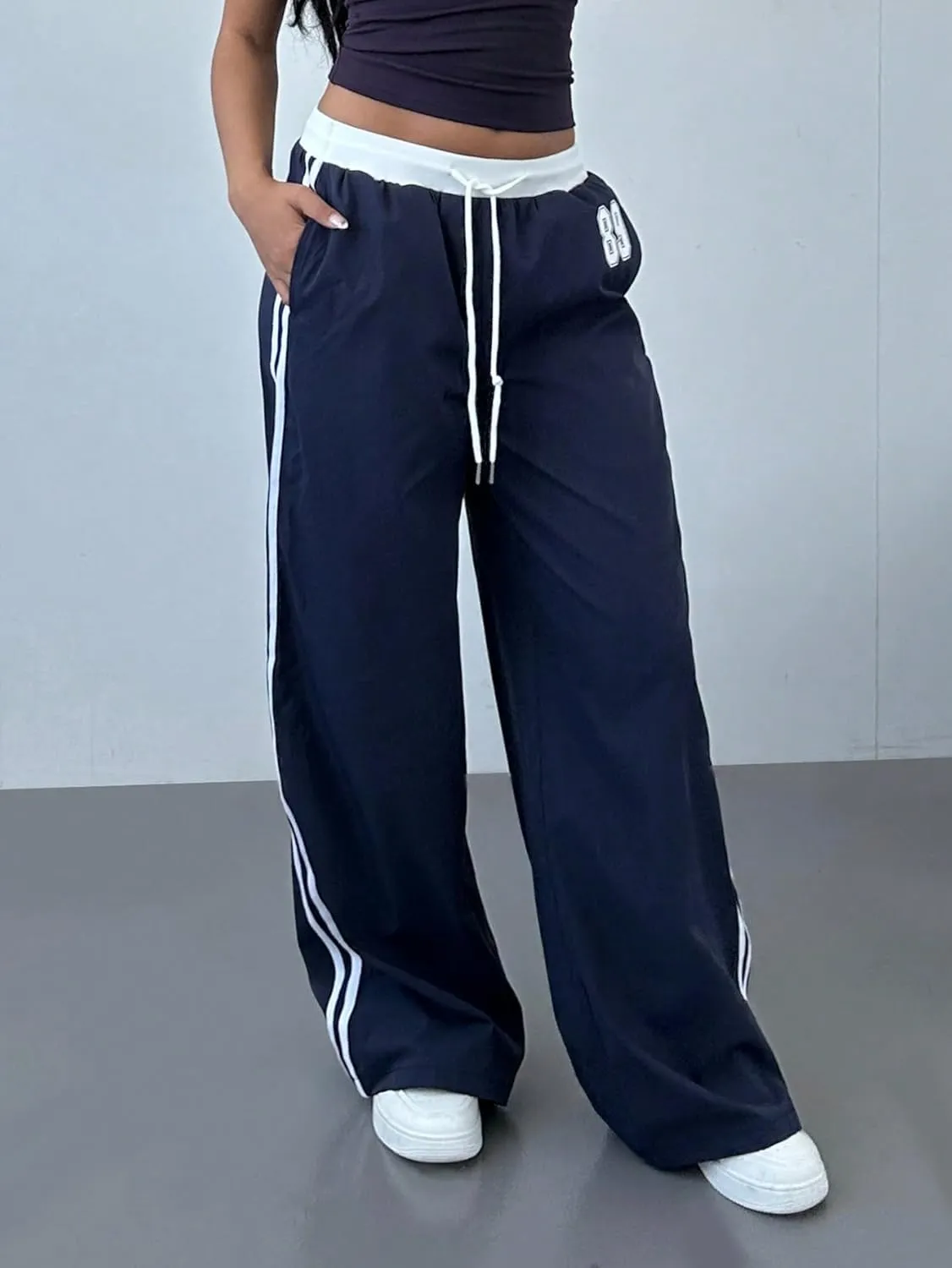WDIRARA Women's Wide Leg Baggy Sweatpants Side Striped Number Graphic Track Pants with Pockets